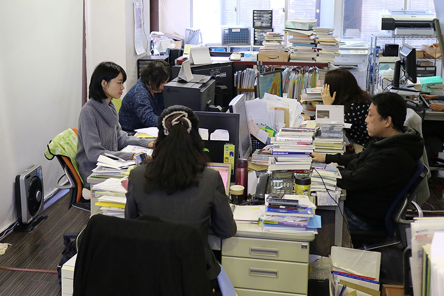 デスクで作業する社員